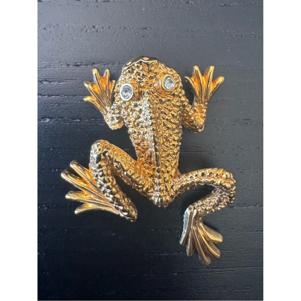 Vintage St John Gold Tone Textured Frog Brooch Swaroski Crystal Eyes